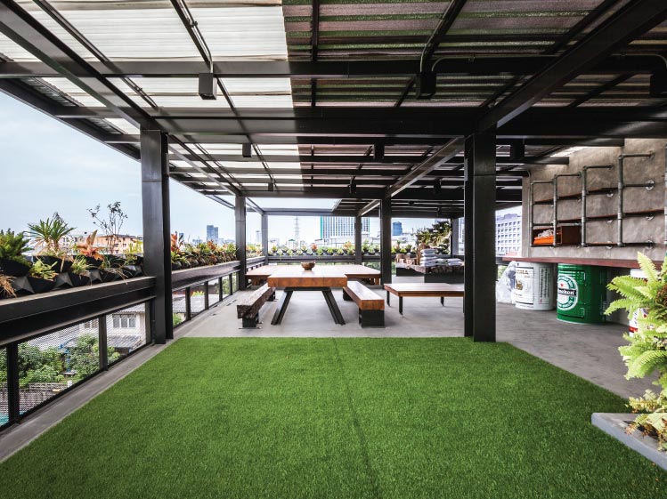 ต่อเติมหลังคากับลูกเล่นทึบแสงสลับโปร่งแสง