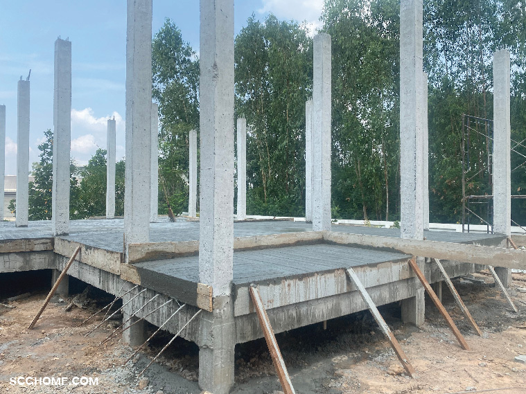 การติดตั้งทั้งผูกเหล็ก-ทาบเหล็ก และการถอดแบบ-การบ่มคอนกรีต โครงสร้างบ้าน คสล คือ คอนกรีตเสริมเหล็ก 