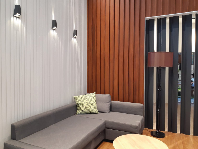 ไอเดียแต่งห้องนั่งเล่นด้วยวัสดุลายไม้ในลุคโมเดิร์นเนเชอรัล