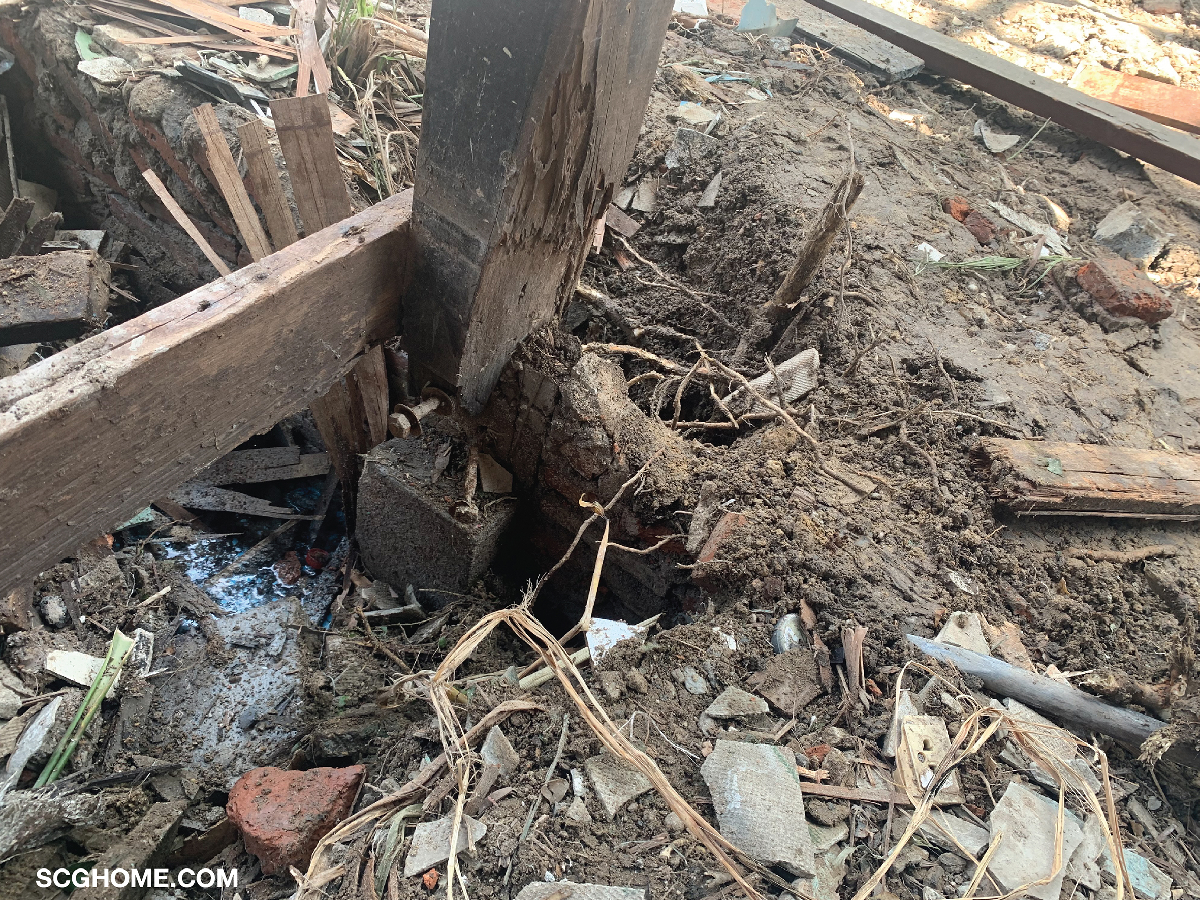 คานไม้ผุพัง และเสาไม้ผุลอยจากเสาปูนใต้ดิน