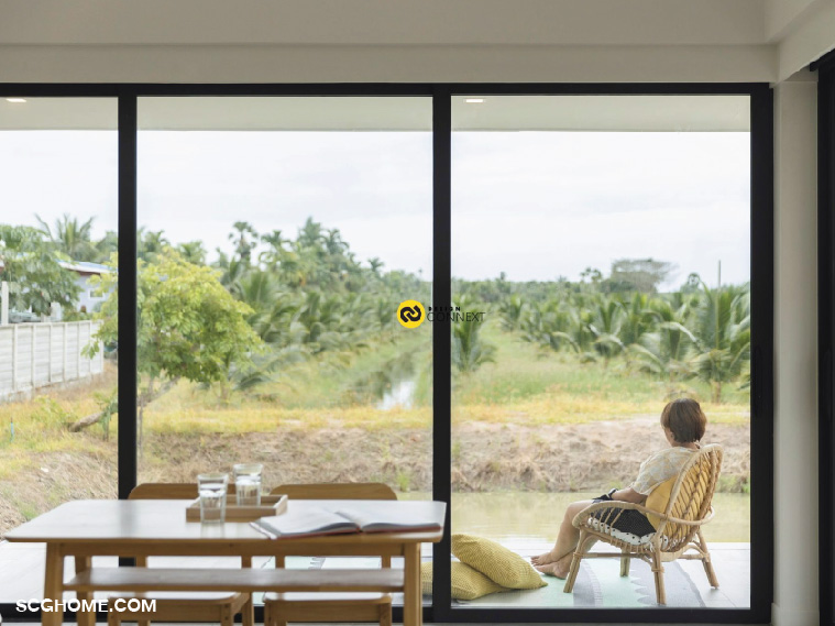 ห้องนั่งเล่นมีระเบียงยื่นยาวถูกปิดจากภายนอก