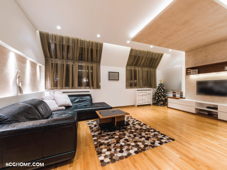 ฝ้าฉาบเรียบกับผนังลายไม้หลังทีวีต่อเนื่องไปยังฝ้าเพดาน