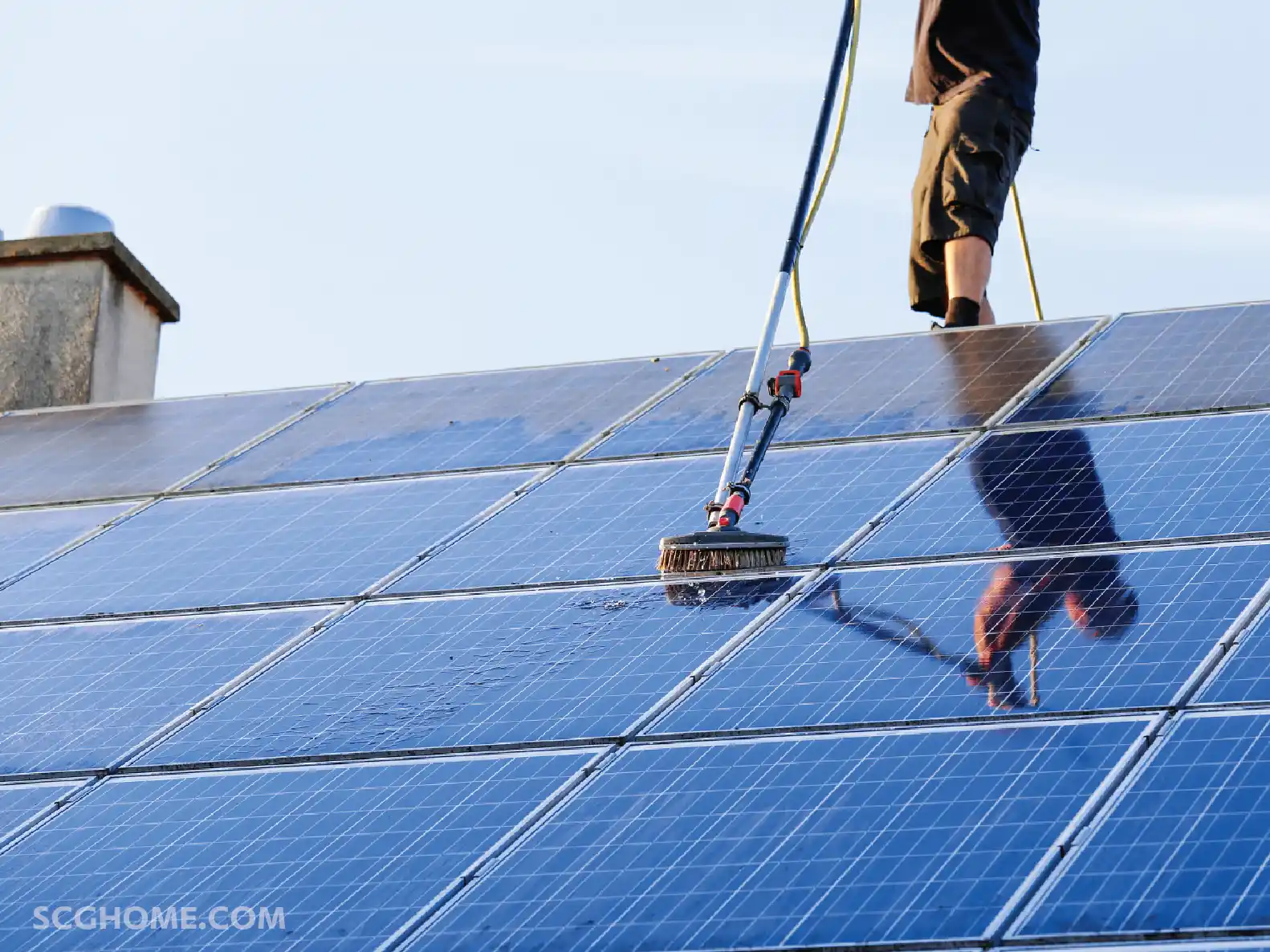 การดูแลรักษาแผงโซล่าเซลล์บนหลังคา ด้วยการทำความสะอาดและตรวจสอบระบบเป็นประจำทุกปี