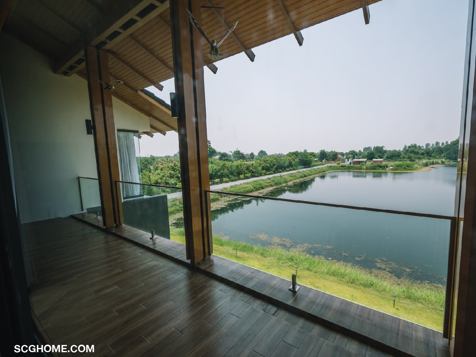 ระเบียงชั้น 2 ปูพื้นกระเบื้องลายไม้สีเข้มผิวด้าน