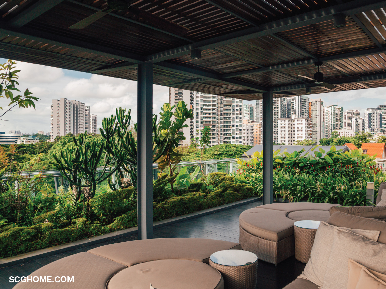 พื้นที่นั่งเล่นพักผ่อนที่มีหลังคาคลุมเต็มพื้นที่ดาดฟ้า