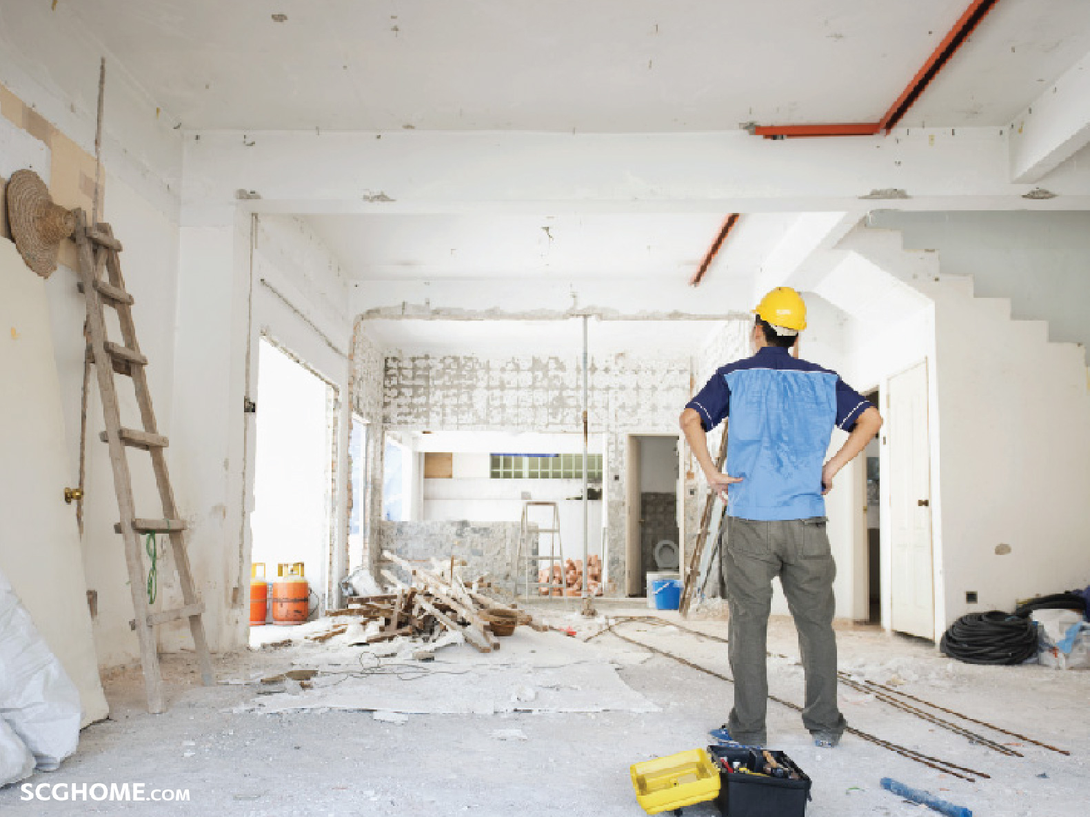 ทุบผนังภายในบางส่วน