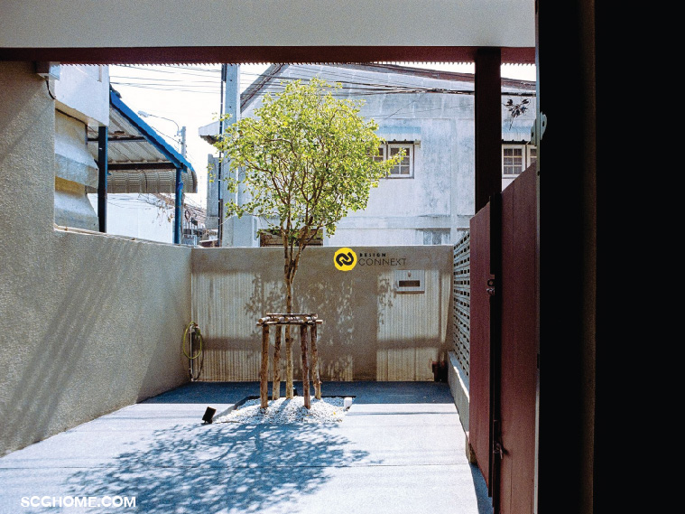 หน้าบ้านเปิดโล่งเพิ่มพื้นที่สีเขียวดูสบายตา