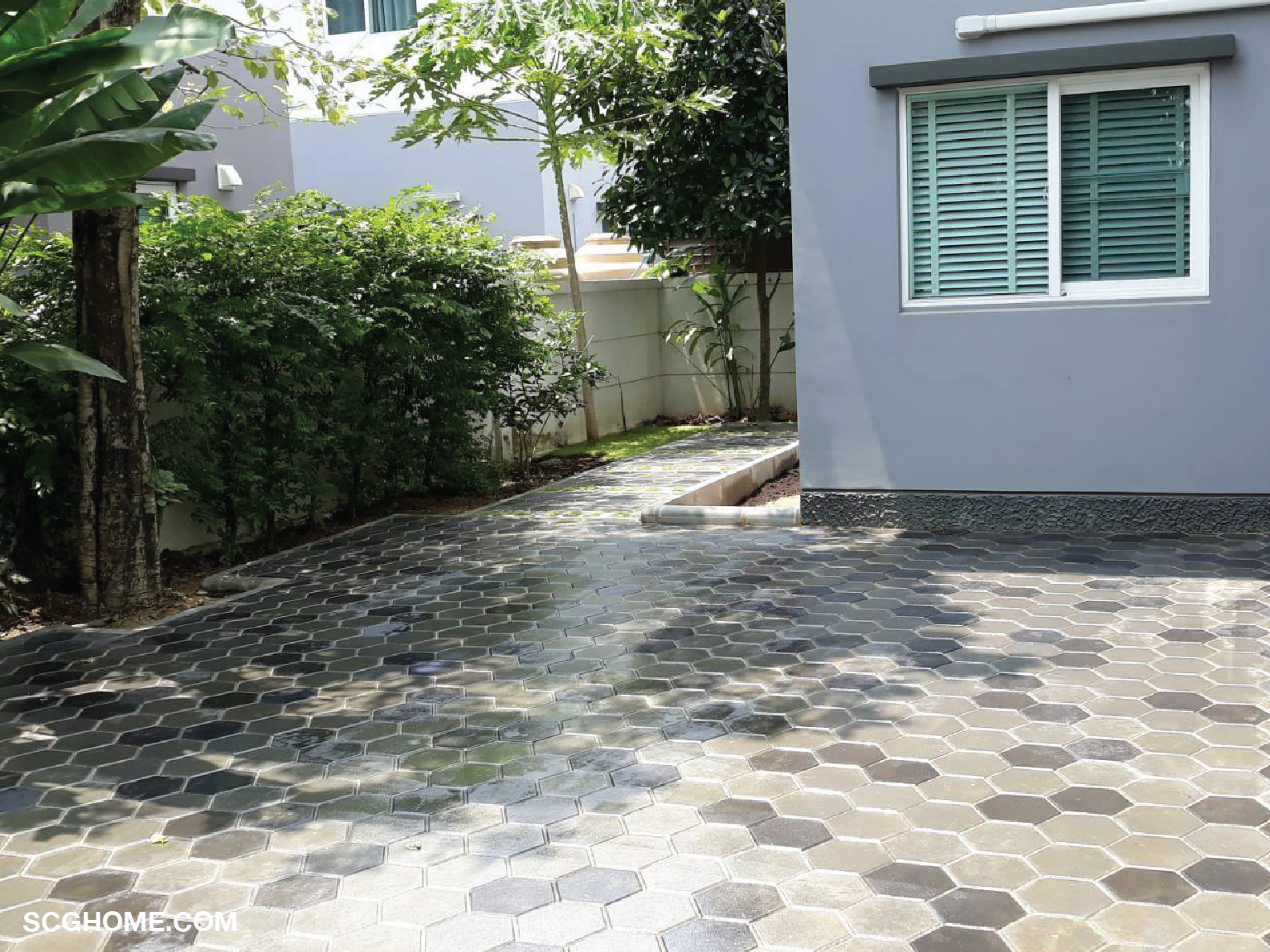 พื้นที่จอดรถเลือกใช้บล็อกปูพื้น เอสซีจี รุ่นบล็อกหกเหลี่ยม