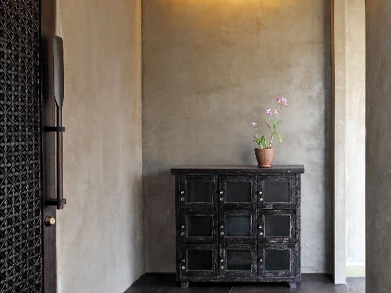 โถงทางเข้าบ้านผนังปูนเปลือยสไตล์ลอฟต์กลิ่นอายโอเรียนทอล