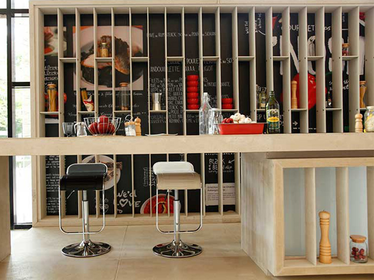 เพิ่มพื้นที่เก็บของให้ผนังห้องกินข้าว ด้วยสมาร์ทบอร์ด