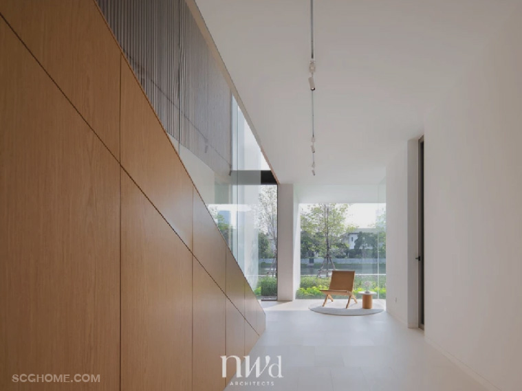 ทางเดินเชื่อมยาวมองเห็นวิวทำเลสาบ