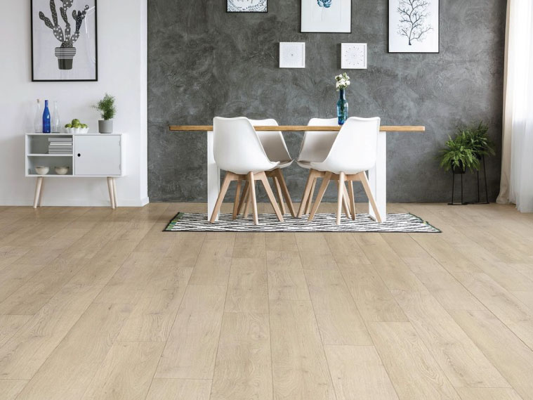 พื้นที่อเนกประสงค์ดิบเท่สไตล์ลอฟต์ที่อบอุ่นด้วยพื้นลายไม้