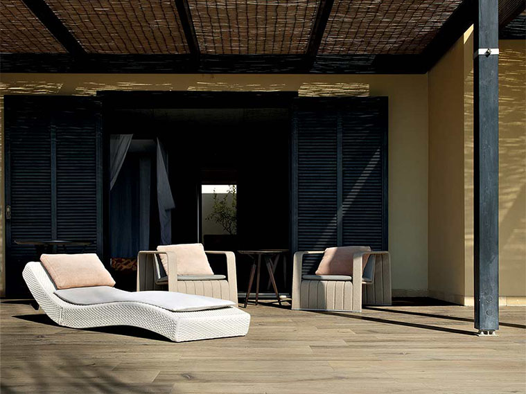 พื้นที่นั่งเล่นบรรยากาศผ่อนคลายด้วยกระเบื้องพื้นลายไม้สไตล์รีสอร์ท