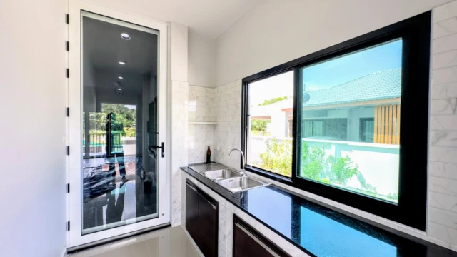 ติดตั้งประตูหน้าต่างอลูมิเนียมและมุ้งลวดนิรภัย