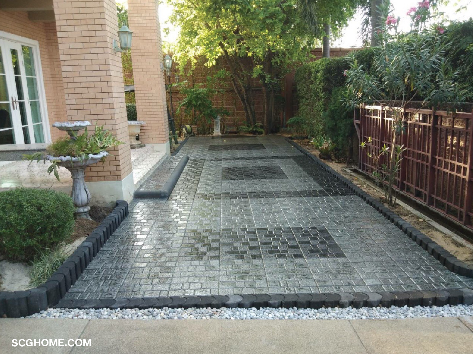 พื้นที่ทางเดินหน้าบ้านเลือกใช้กระเบื้องคอนกรีตปูพื้น เอสซีจี รุ่นแสตมป์ เพฟ