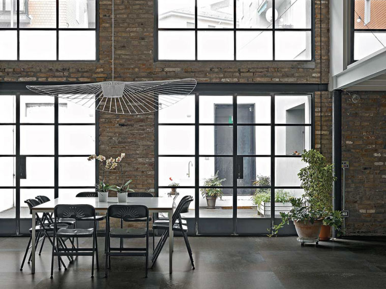 แต่งห้องอาหารดิบเท่สไตล์โมเดิร์นลอฟต์ภายใต้สเปซโอ่โถงโปร่งสูง