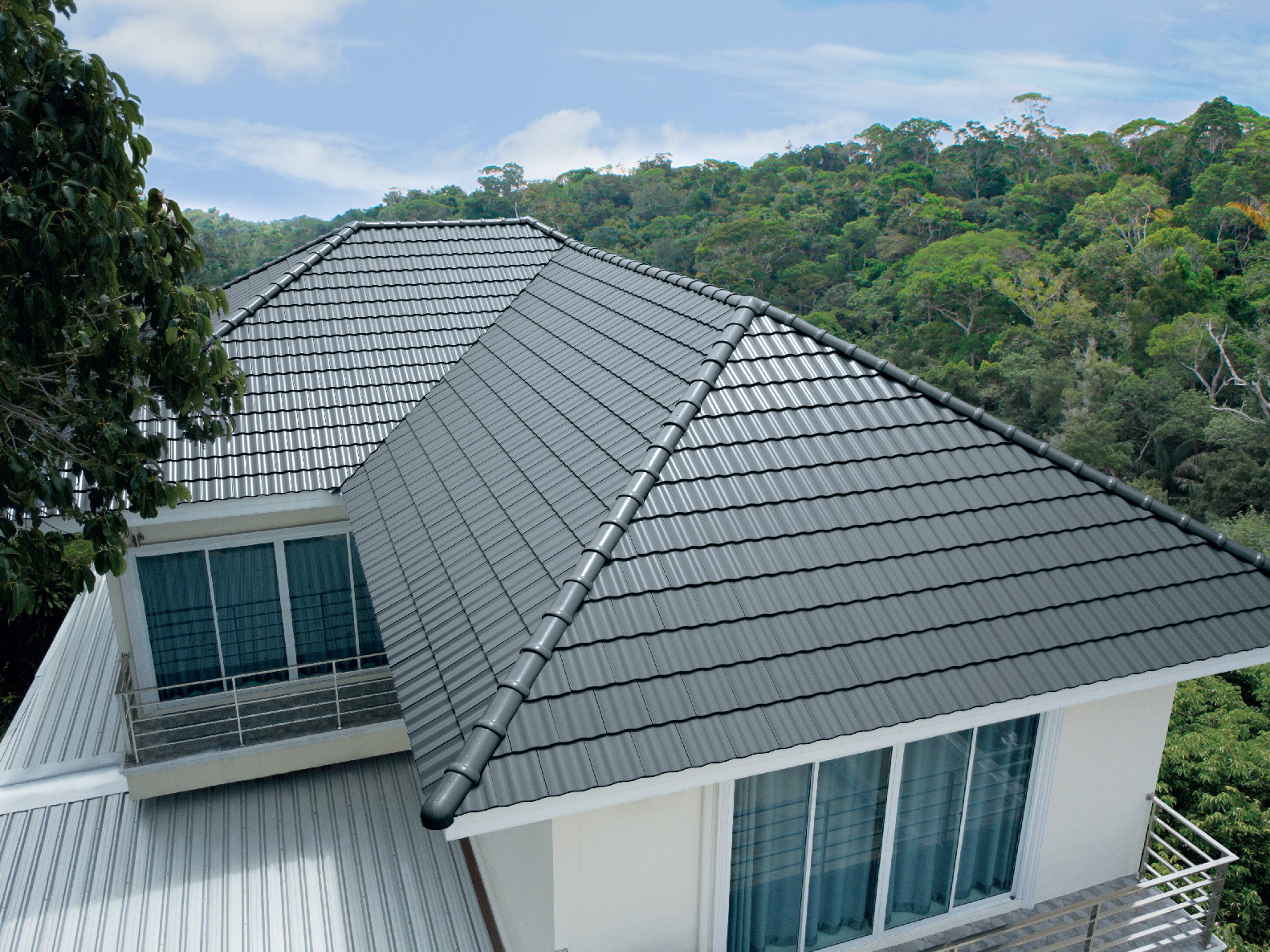 กระเบื้องหลังคาเซรามิก กับบ้านสีขาวเทาเหลือบเงาประกายแดด