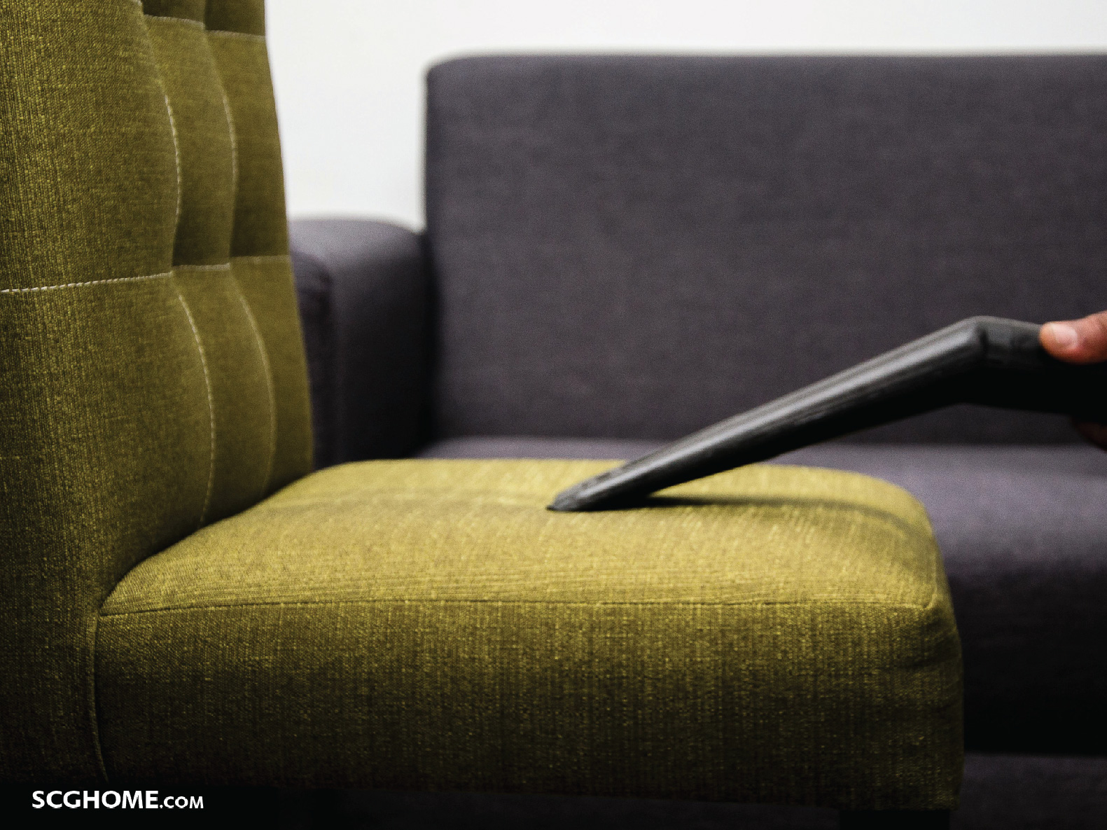 ใช้เครื่องดูดฝุ่นทำความสะอาดโซฟาผ้าไหม