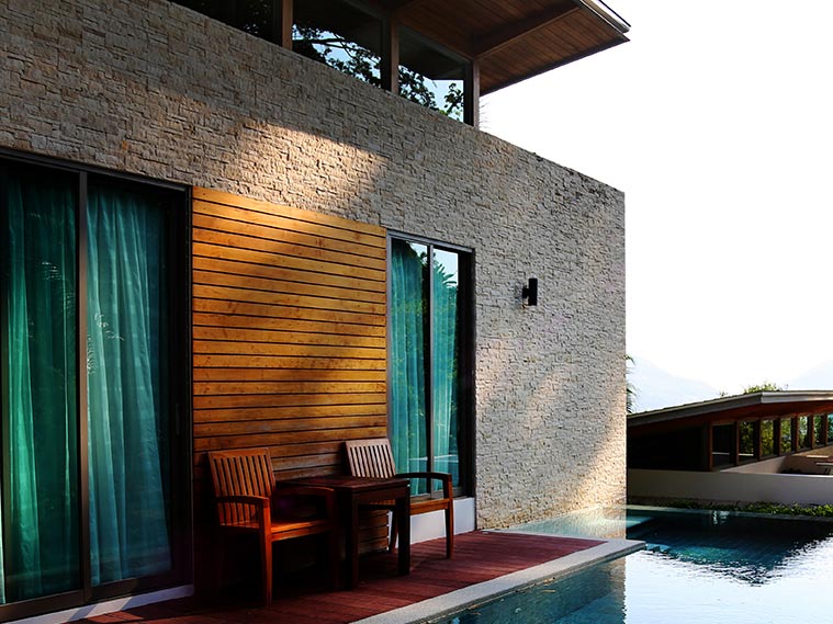 แต่งมุมนั่งเล่นริมสระ ด้วยพื้นผนังไม้เทียมและวัสดุลายหิน