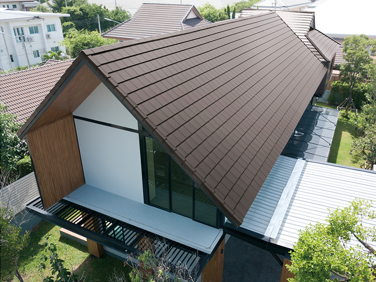 บ้านสไตล์ร่วมสมัยกับหลังคาทรงจั่วที่เข้ากับทุกองค์ประกอบของบ้าน