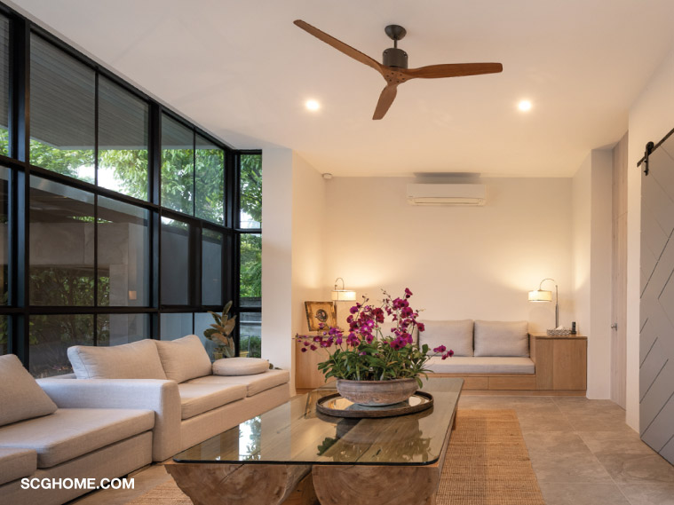 ห้องนั่งเล่นลุคร่วมสมัย กับพัดลมเพดานไม้