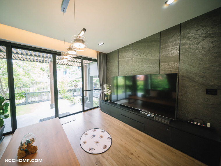 ห้องรับแขกเลือกใช้พื้นไม้ SPC และตกแต่งผนังด้วยแผ่นหินธรรมชาติ