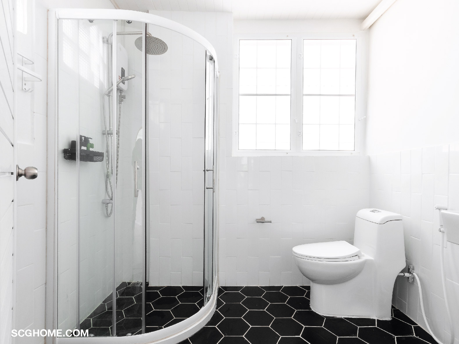 กระเบื้องพื้นสีเข้มกับผนังสีขาว