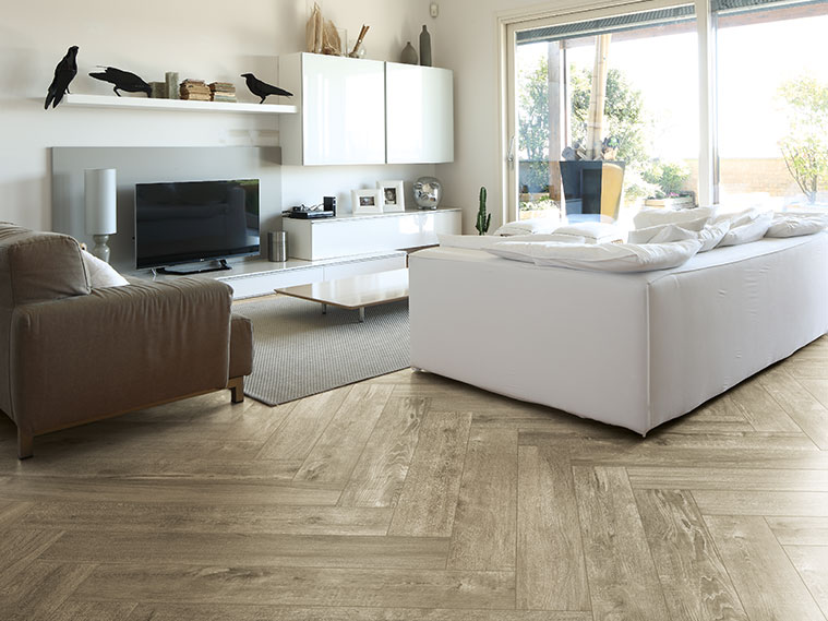 ห้องนั่งเล่นอบอุ่นผ่อนคลาย ด้วยกระเบื้องปูพื้นลายไม้