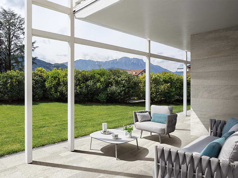 ลานนั่งเล่นกรุผิวพื้นผนังด้วยกระเบื้องลายไม้สอดรับกับบรรยากาศโดยรอบ