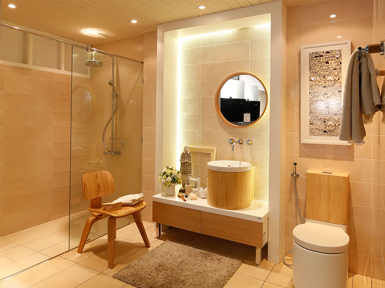 แต่งห้องน้ำให้น่ารักด้วยเส้นสายโค้งมนกับโทนสีเบจของลายไม้สไตล์ธรรมชาติ 