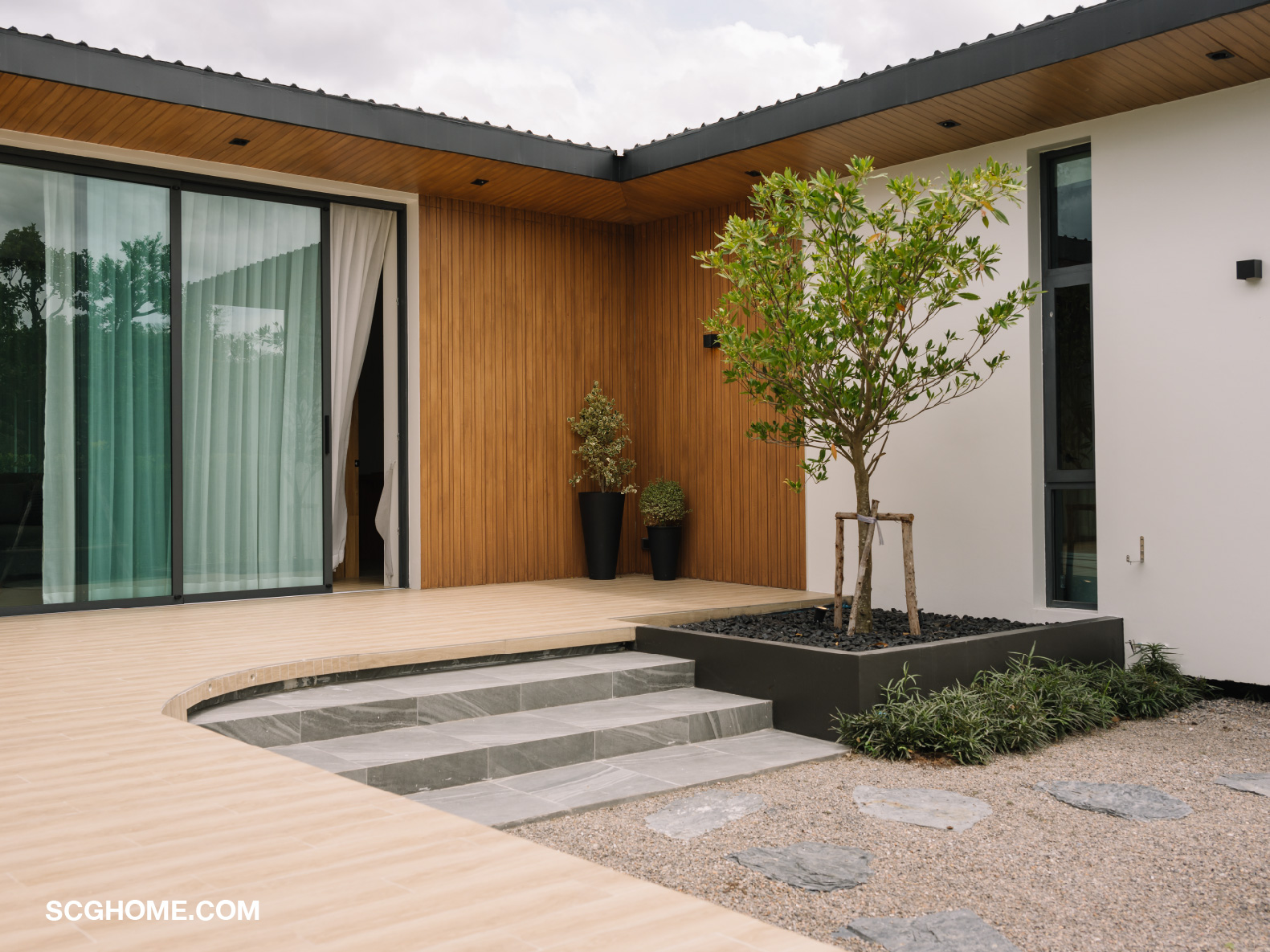 คอร์ทกลางบ้าน สัมผัสอบอุ่น ลุคธรรมชาติ