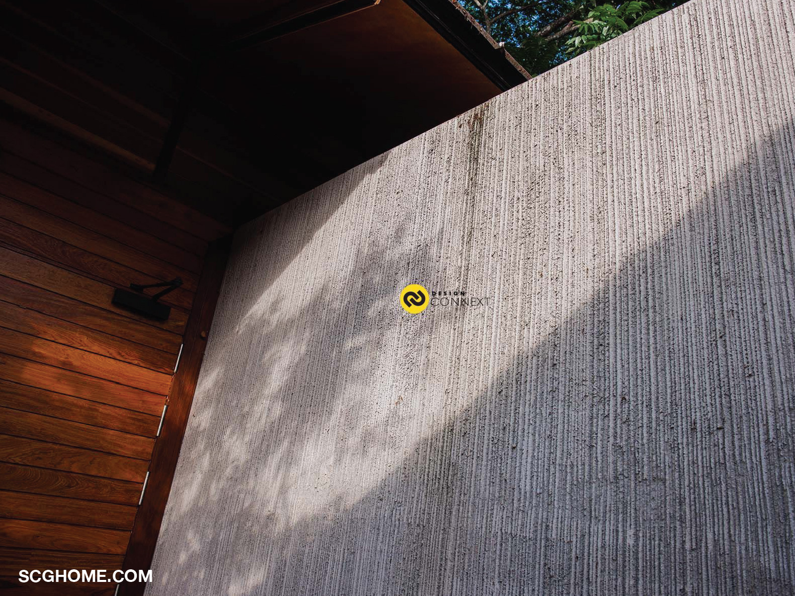 ผนังปูนบางช่วงทำลวดลายแนวตั้ง