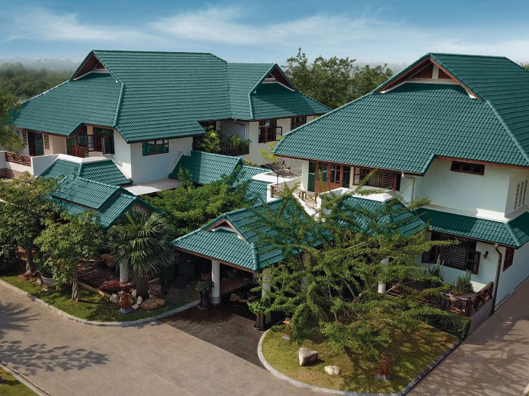 บ้านแฝดโทนขาวกับหลังคาทรงมนิลาสีเขียว