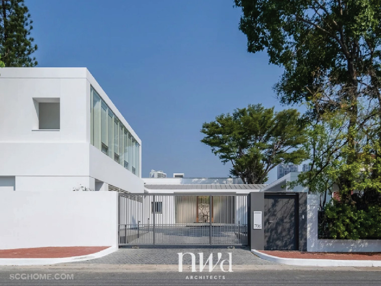 ด้านหน้าบ้านเป็นอาคารสีขาว
