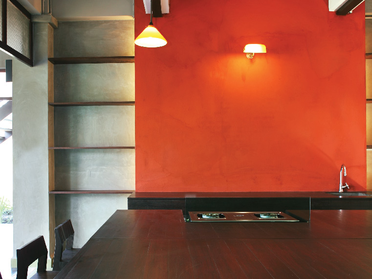 ครัวปูนเปลือยสไตล์ลอฟต์ ร้อนแรงด้วยผนังฉาบปูนสีแดงเด่น