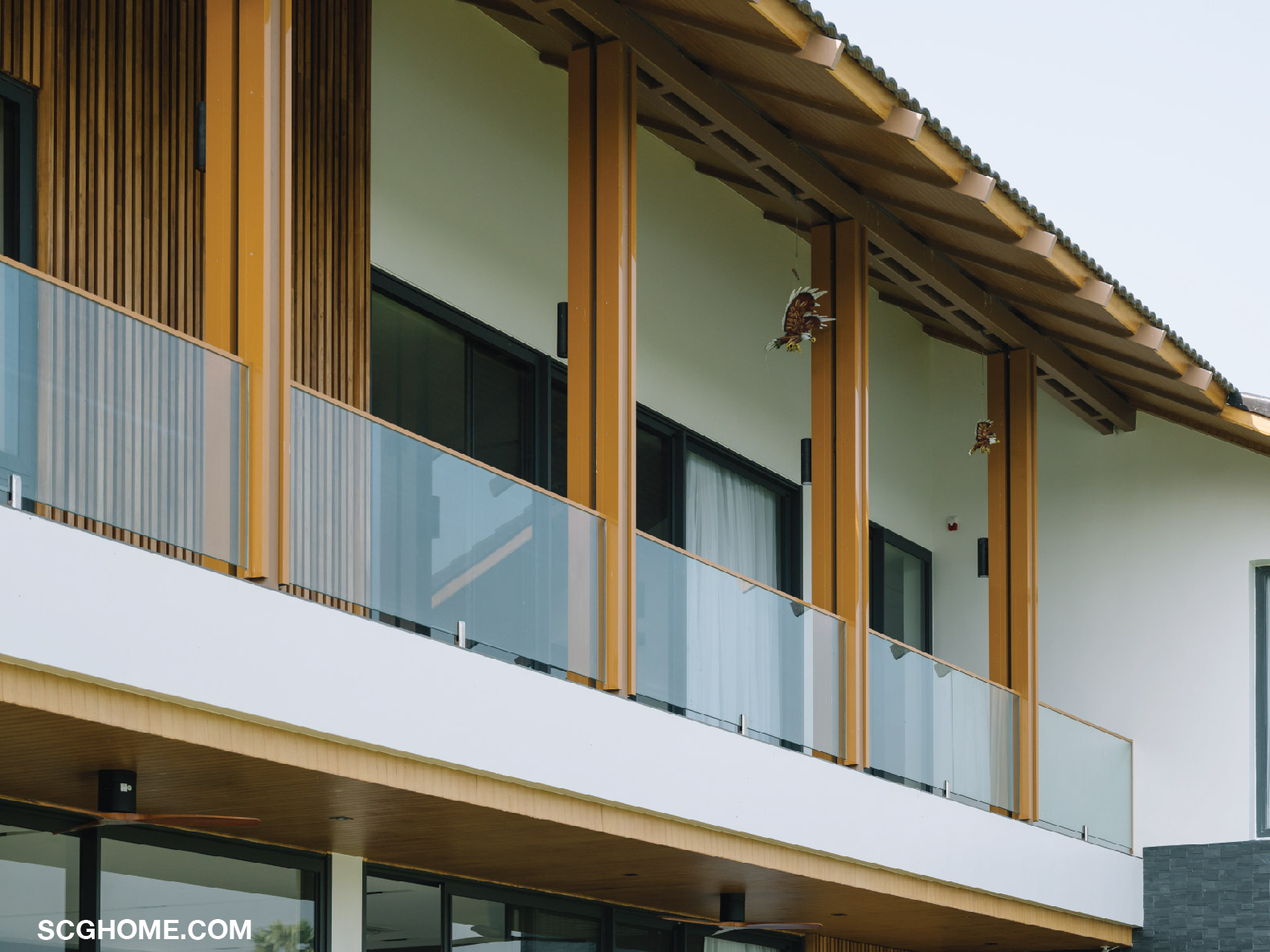 ดีไซน์อะลูมิเนียมสีไม้ตกแต่งเสาเหล็กรับชายคา