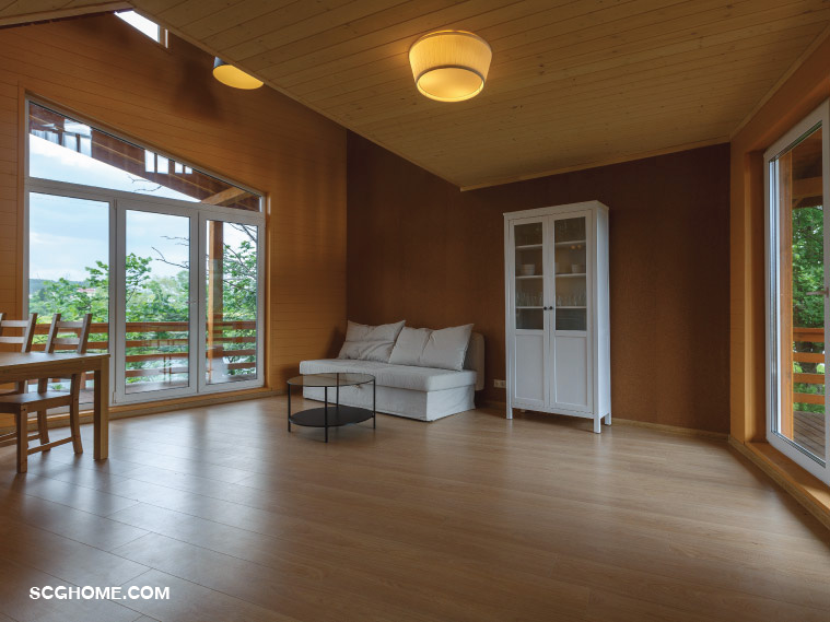 ฝ้าเพดานไม้สีอ่อนเข้ากันกับบ้านไม้ดูเป็นธรรมชาติ