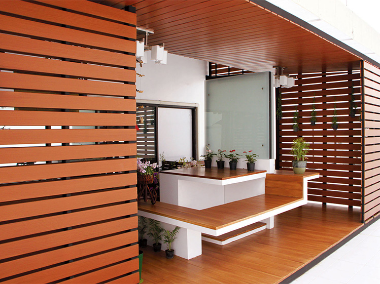 แต่งมุมนั่งเล่นสุดชิลล์ด้วยไม้เทียมหลากรูปแบบรับลมนอกบ้าน