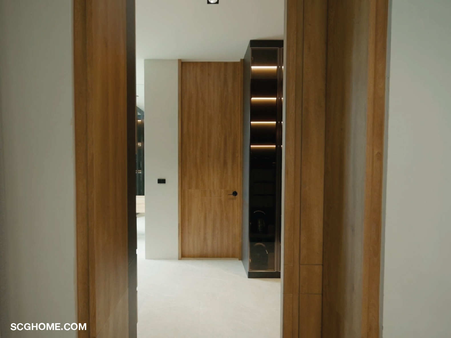 ประตูห้องทุกห้องสูงถึงฝ้า