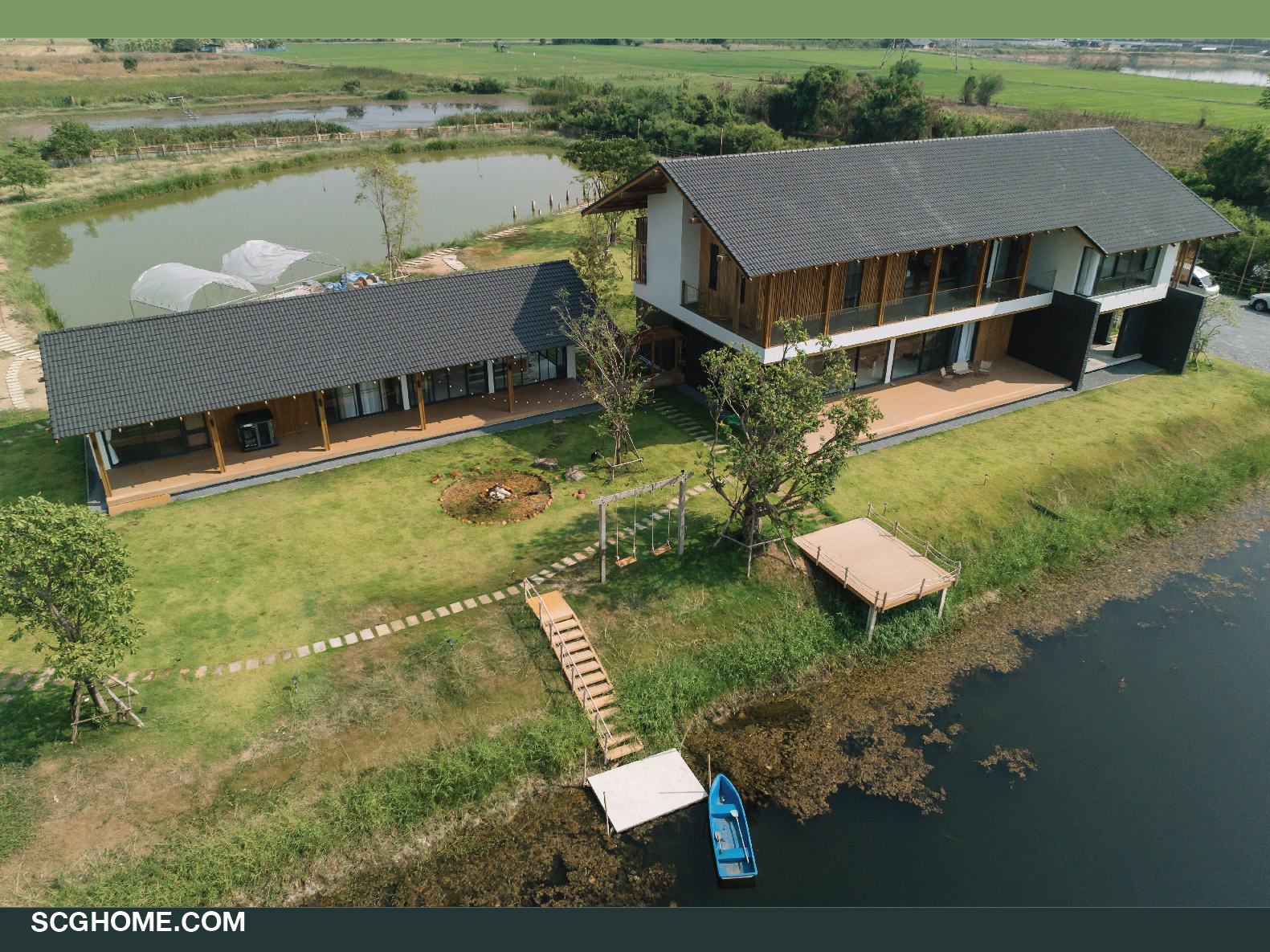 บ้านทั้งสองหลังถูกวางยาวตามแนวทิศตะวันออก-ตก