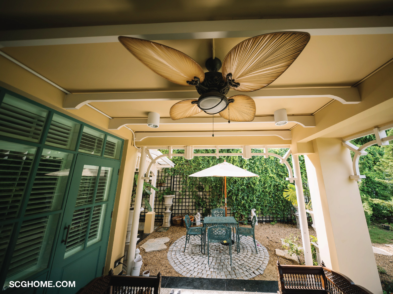 พัดลมแขวนแนววินเทจตกแต่งในพื้นที่หน้าบ้าน