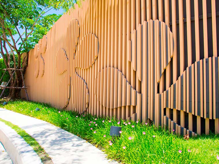 ตกแต่งรั้วไม้เทียมด้วยลวดลายหลายมิติ