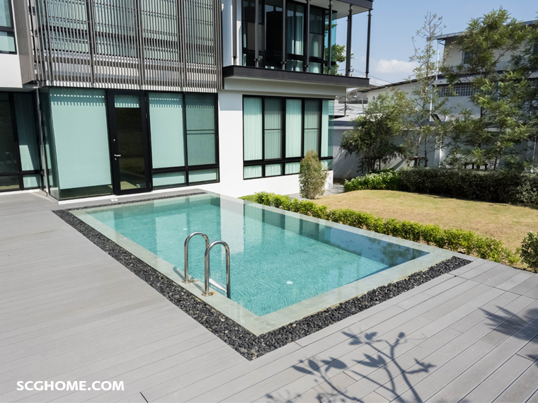 พื้นระเบียงไม้รอบสระว่ายน้ำ พักผ่อนสบายในบ้านสไตล์โมเดิร์น