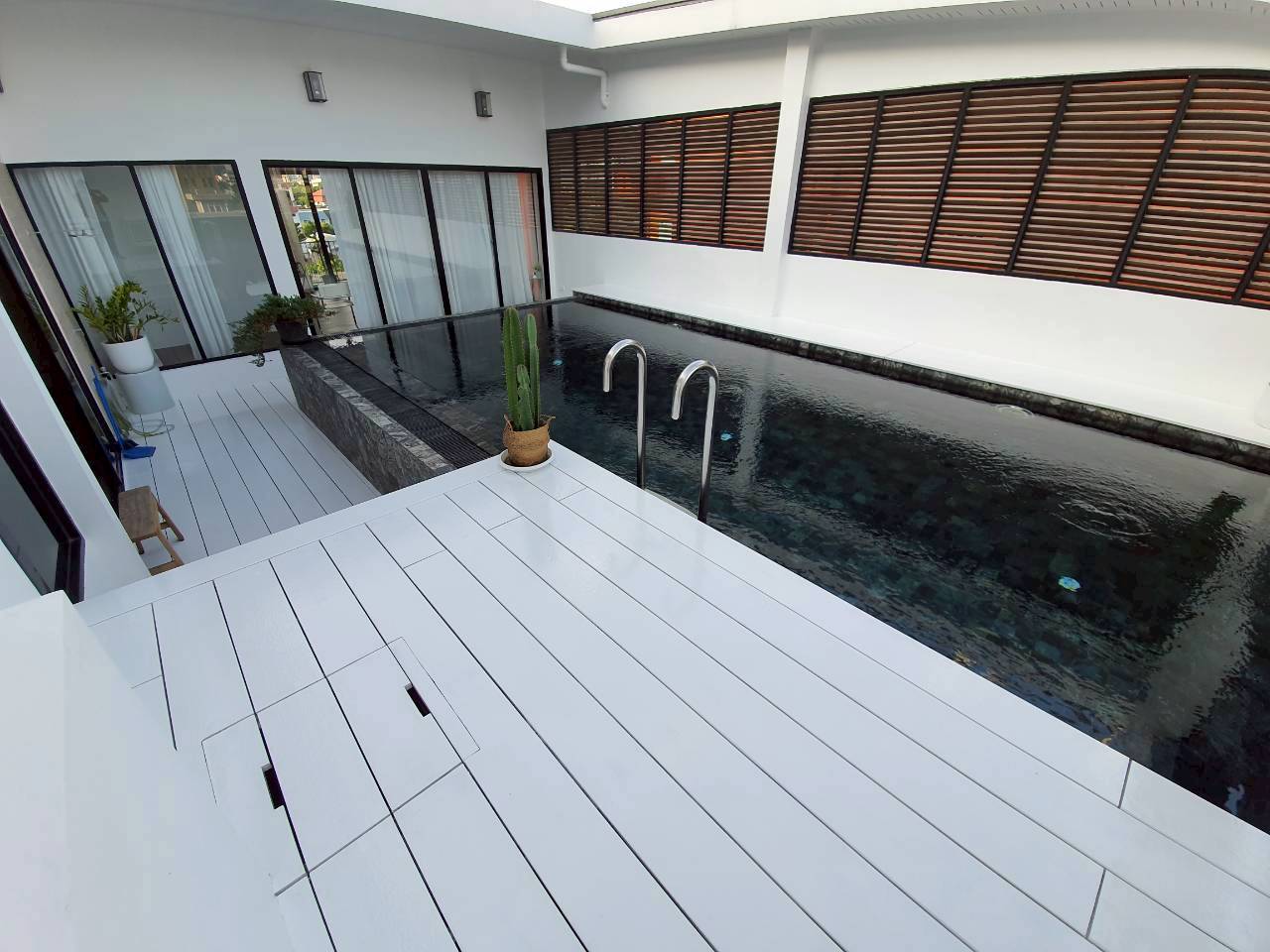 ติดตั้งระเบียงไม้เทียม-by-BM-Smart-Living