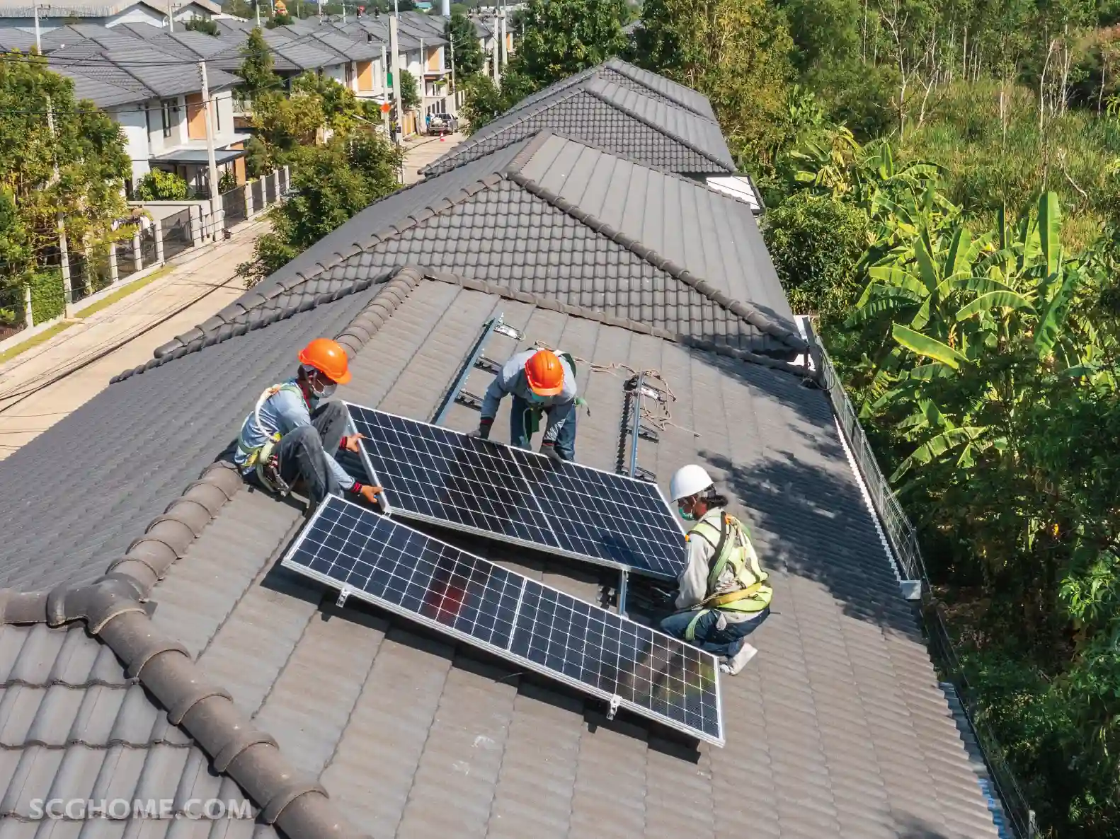 ทีมช่างมืออาชีพ SCG ลงพื้นที่ติดตั้งระบบหลังคาโซล่าเซลล์ (Solar Roof) สื่อถึงการเลือกบริษัทติดตั้ง Solar Roof ที่ได้มาตรฐาน ปลอดภัย และมีคุณภาพ