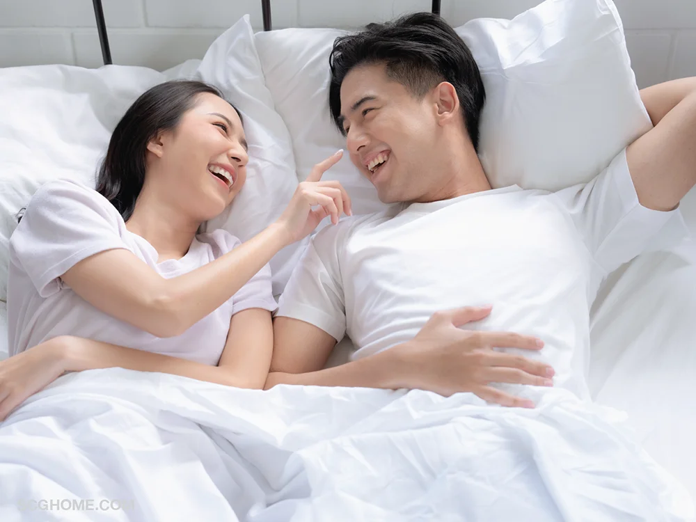 คู่รักบนเตียงนอนหนานุ่ม