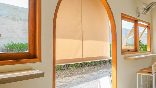 บริการติดตั้งหลังคากันสาดพับได้-ม่านม้วนแนวดิ่ง