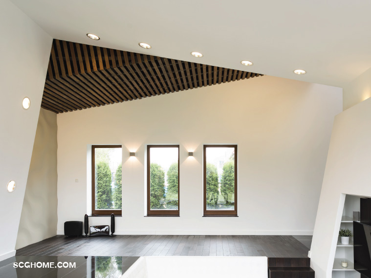 ฝ้าระแนงไม้ตีเว้นร่องเอียงสลับกับฝ้ายิปซัมฉาบเรียบ