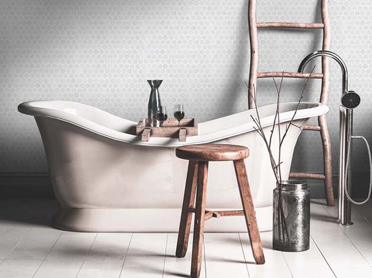 ห้องน้ำสไตล์วินเทจโทนสีขาว น้ำตาลไม้ และเส้นสายโค้ง