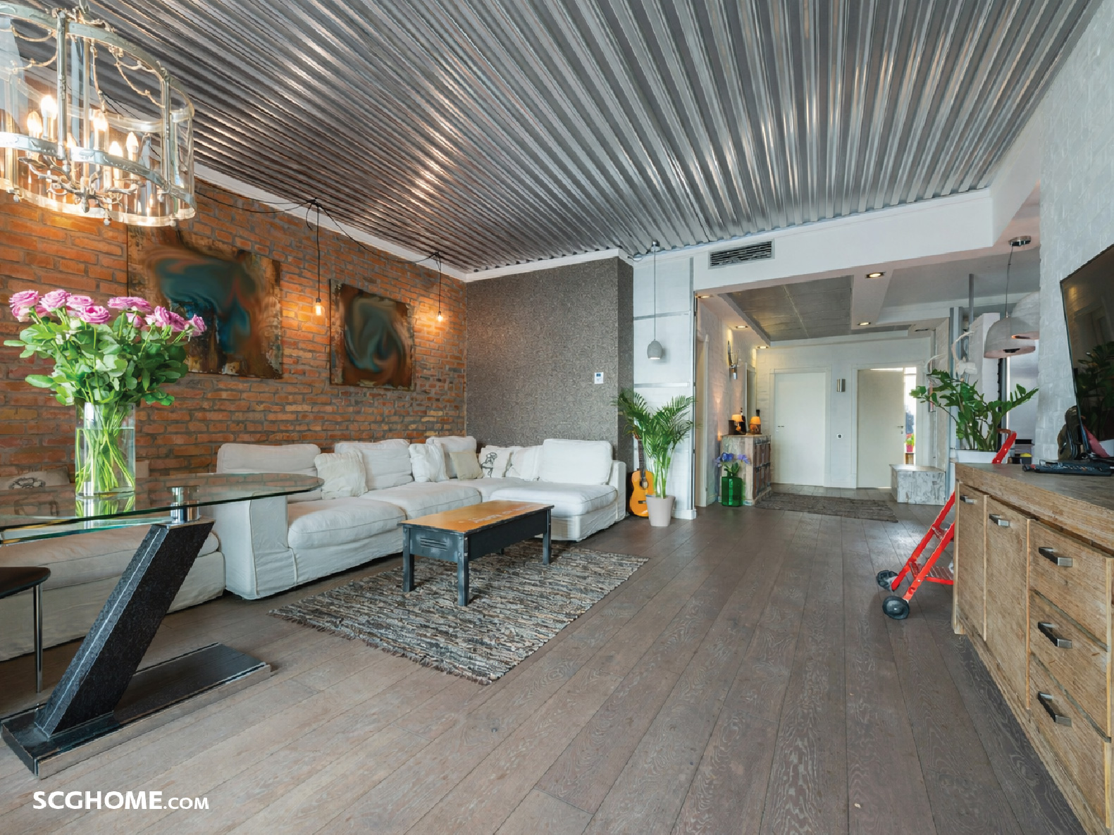 เมทัลชีทสีเงินเป็นฝ้าเพดาน